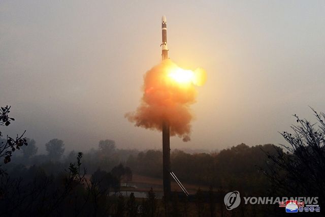 북한이 지난해 11월 시험발사한 ICBM '화성포-19형' 