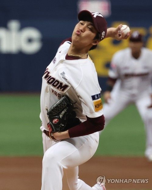 키움 안우진의 힘찬 투구