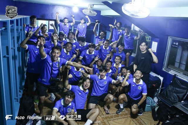 라커룸에서 환호하는 참파삭 아브닐 선수들