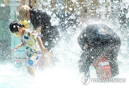 물놀이 중인 가족들