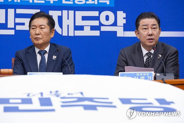 최고위원회의에서 발언하는 김병기 원내대표