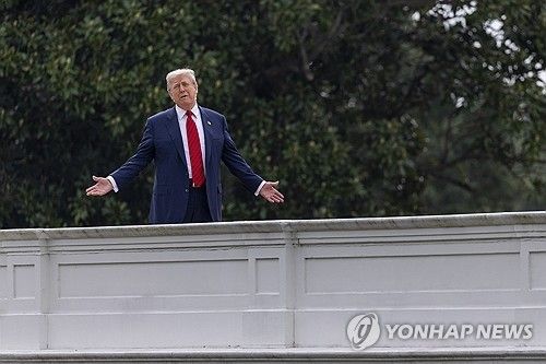 백악관 옥상에 올라가 기자들 질문 받는 트럼프