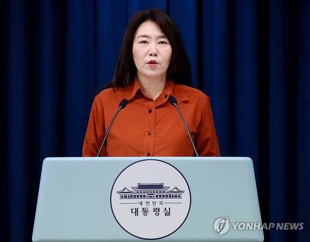 강원 타운홀미팅 관련 브리핑하는 강유정 대변인