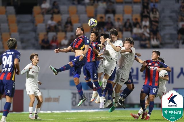 공중볼 경합하는 수원FC·광주FC 선수들