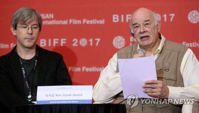 지석상 발표하는 토니 레인즈