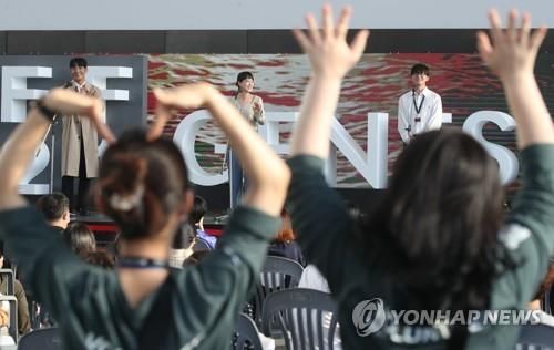 감사 인사하는 배우와 화답하는 자원봉사자들