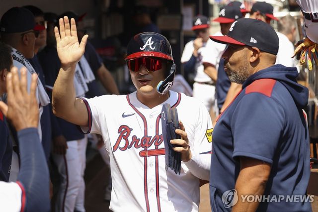 김하성, 동료들과 하이파이브