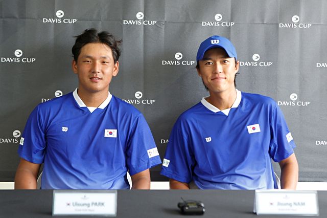 복식 승리를 따낸 박의성(왼쪽)과 남지성. 