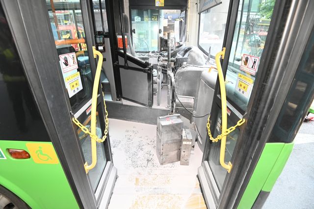 서울 금천구 운행 중 지선버스 운전석 대시보드 연기