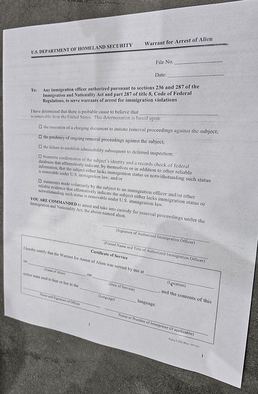 미국 이민세관단속국(ICE)이 작성을 요구한 외국인 체포 영장의 뒷장