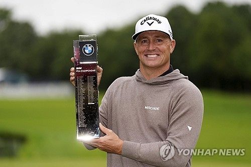 우승 트로피를 든 노렌.