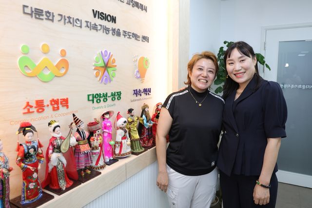 고양시다문화가족지원센터 나눔봉사단 란펑친(왼쪽) 씨와 요설단 씨