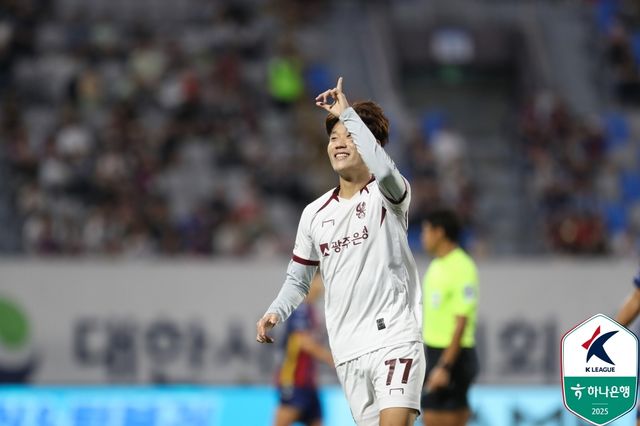 득점하고 기뻐하는 광주FC 오후성