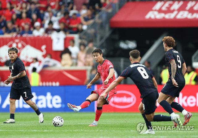 미국과 A매치에서 패스하는 백승호