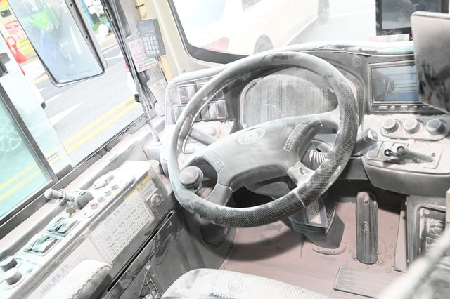 서울 금천구 운행 중 지선버스 운전석 대시보드 연기