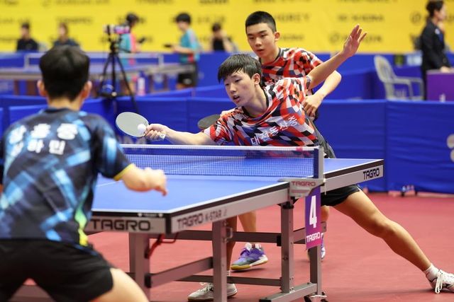 복식 경기에 나선 대전동산중의 이승수(맨 뒤)와 이현호 