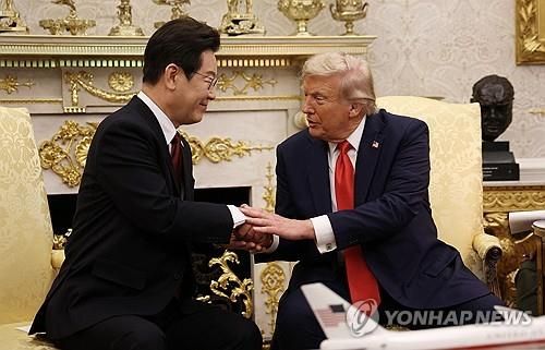 한미 정상 악수