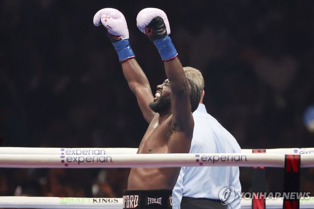 승리 후 손을 번쩍 든 크로퍼드