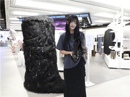 롯데백화점 본점 9층 키네틱 그라운드에서 진행 중인 '쓰리투에이티(Three to Eighty)' 팝업스토어에서 모델이 상품을 홍보하고 있다.[롯데백화점 제공]