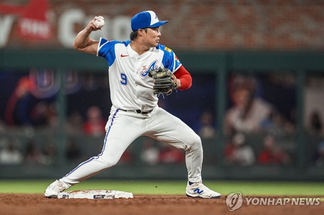 수비하는 김하성