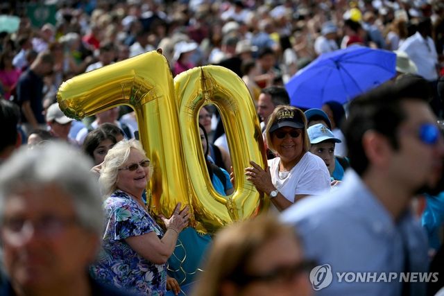 교황 70세 생일 축하하는 신자들