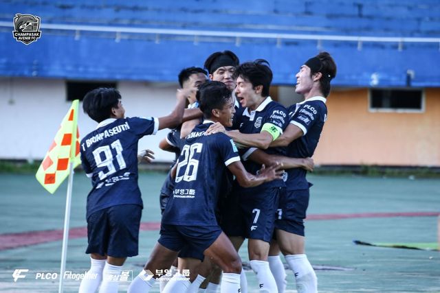 골세리머니를 펼치는 참파삭 아브닐 선수들