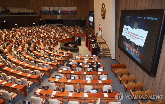 질의에 답변하는 김석우 법무부 장관 직무대행