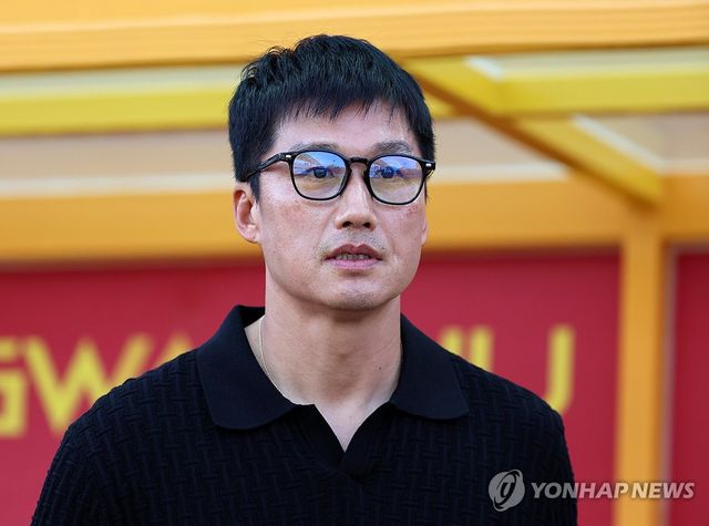 그라운드 응시하는 이정효 감독