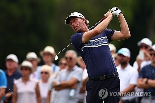 마르셀 짐의 아이언 티샷.