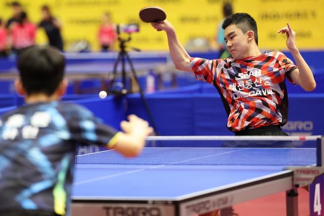 문체부장관기 학생종별 경기 벌이는 이승수(오른쪽)