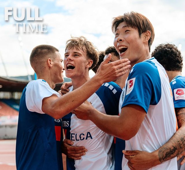 동료들과 승리를 기뻐하는 이영준(맨오른쪽)