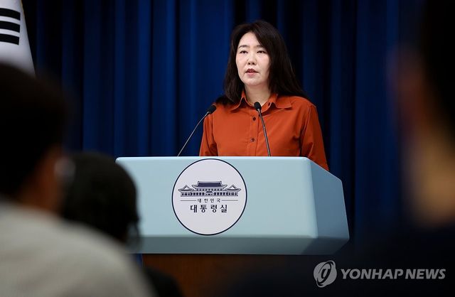 강원 타운홀미팅 관련 브리핑하는 강유정 대변인