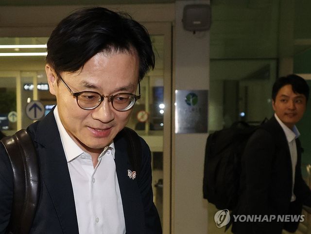 귀국하는 김정관 산업부 장관