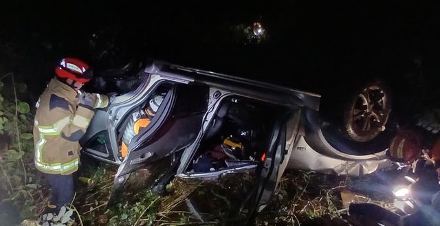 비탈면 아래 계곡으로 추락한 승용차