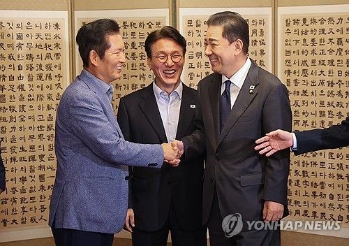 정청래-김병기, 환한 표정으로 악수