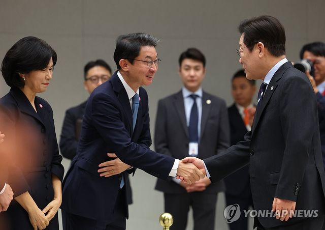 축하 인사하는 이재명 대통령