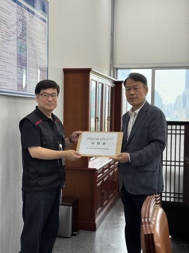 (서울=연합뉴스) 윤태완 금융감독원 비상대책위원장(왼쪽)이 15일 국회에서 윤한홍 국회 정무위원장(오른쪽)을 면담하고 서한문을 전달하고 있다.[금융감독원 비대위 제공. 재판매 및 DB 금지]