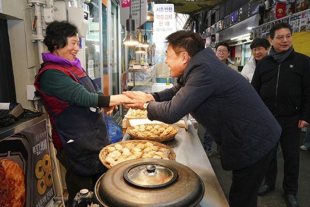 전통시장을 방문한 정문헌 종로구청장