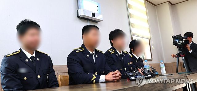 기자회견 하는 해경 영흥파출소 고 이재석 경사 팀원들