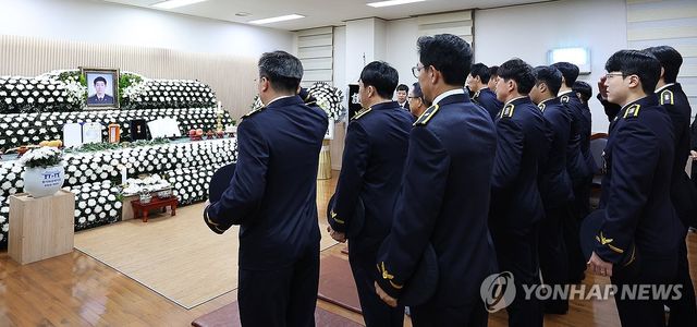 고 이재석 경사 빈소 조문하는 해경 동료들