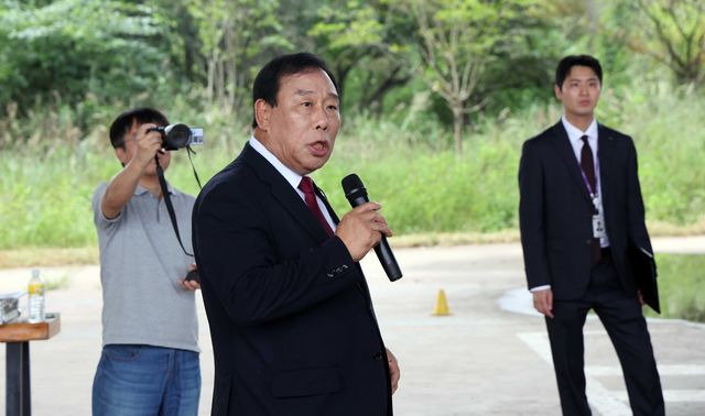 "조용히 하세요"