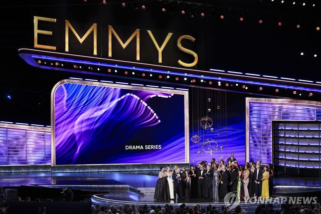 지난 14일 제77회 프라임타임 에미상 시상식에서 '더 피트' 출연·제작진이 드라마 시리즈 작품상을 받고 무대에 오른 모습