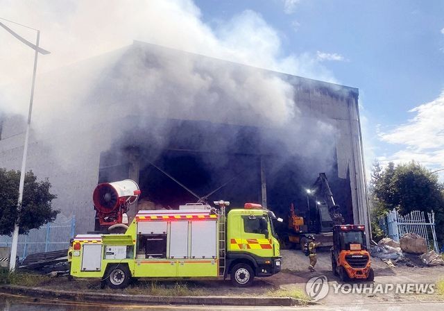 전남 광양소방, 폐자재 보관 창고 화재 사흘째 진화