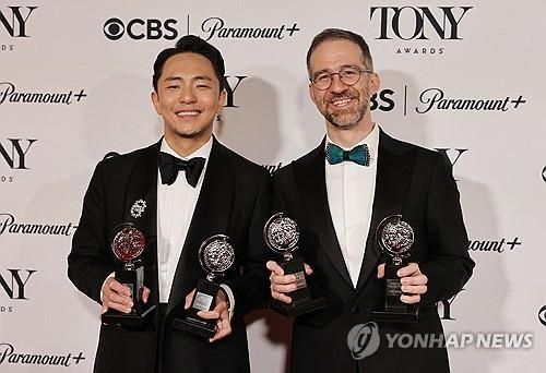 토니상 거머쥔 박천휴 작가(왼쪽)와 윌 애런슨 작곡가