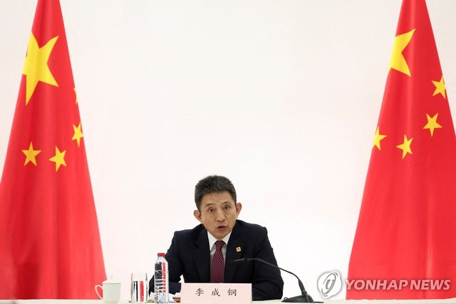 기자회견하는 리청강 중국 상무부 부부장