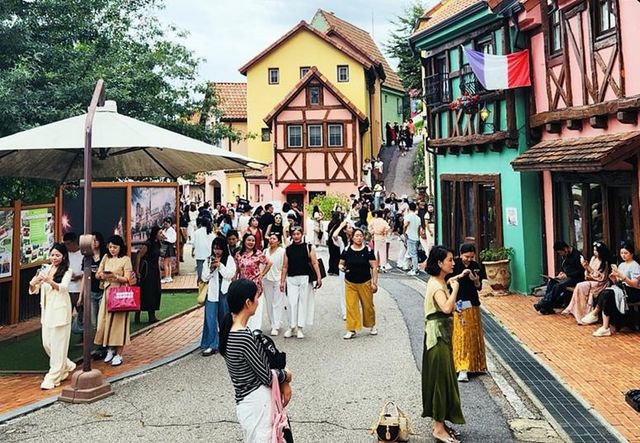 가평 쁘띠프랑스 둘러보는 중국인 관광객