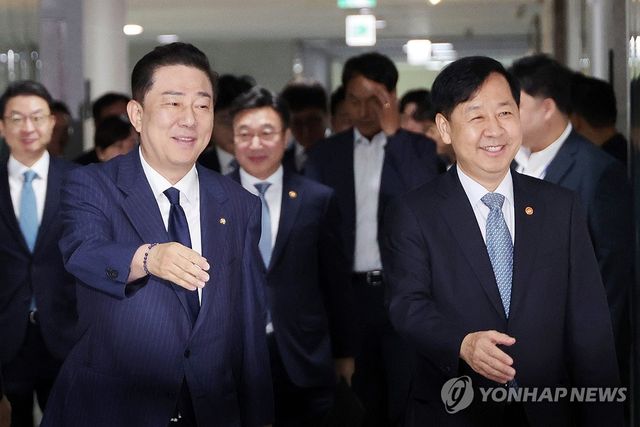 '추석 민생 당정' 참석자들과 악수하는 김병기·구윤철