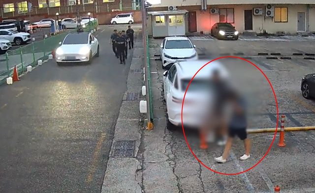 흉기 든 남성 일행