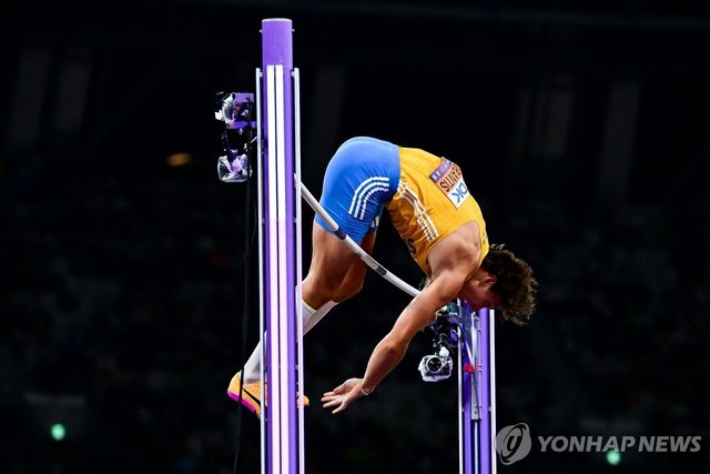 바를 넘는 듀플랜티스