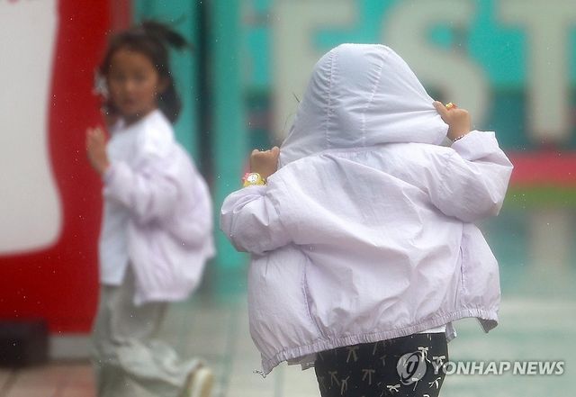 소나기 피하는 아이들